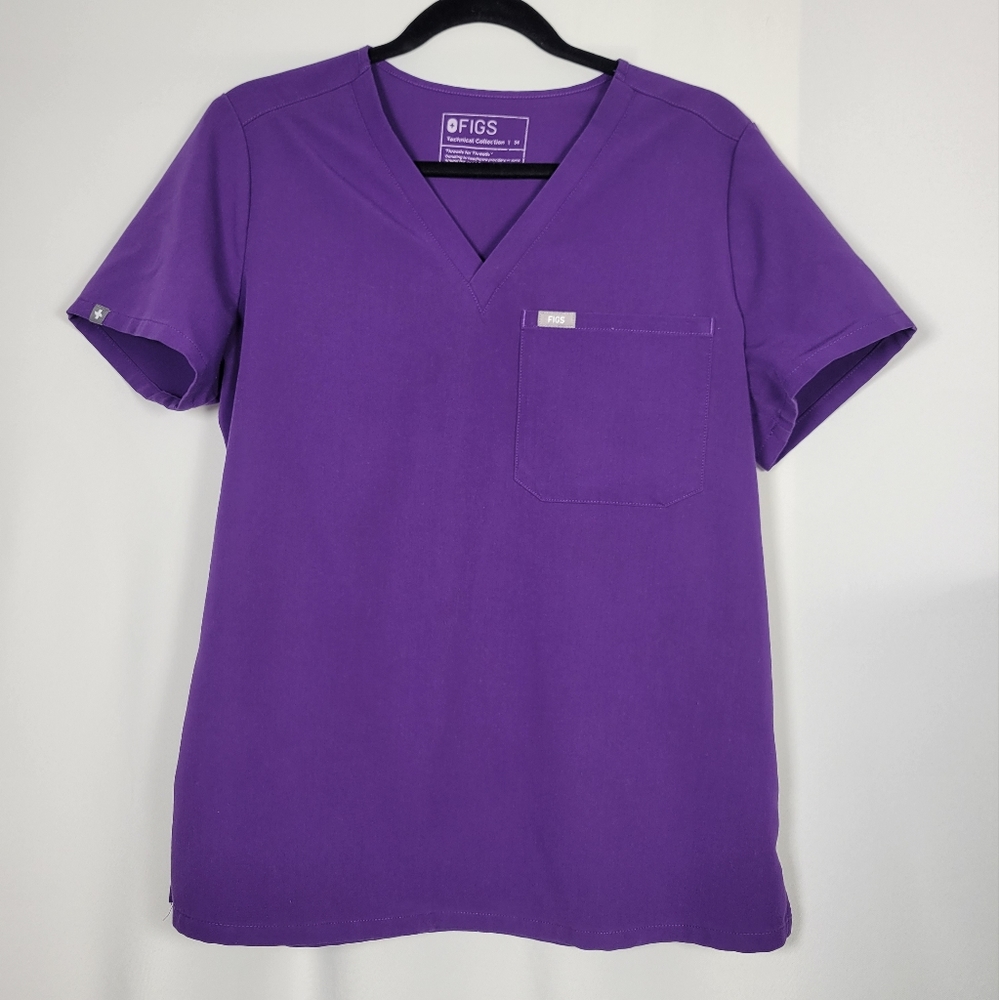 FIGS Catarina Technical Collection Scrub Top in a Women's Size Medium